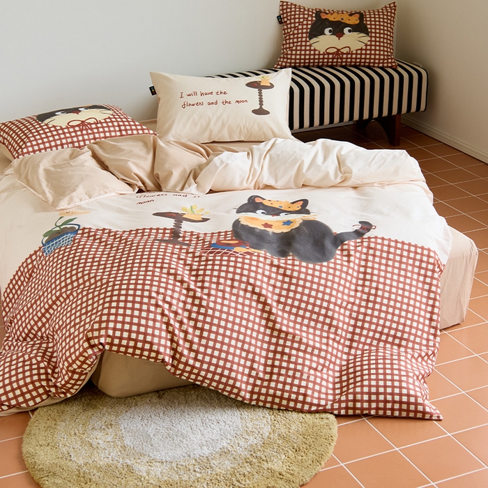 91家纺网 家纺一手货源 找家纺 RYB红黄兰 开学季2025新款ins设计师原创13372大版卡通数码印花40s全棉纯棉三件套四件套 红格猫咪