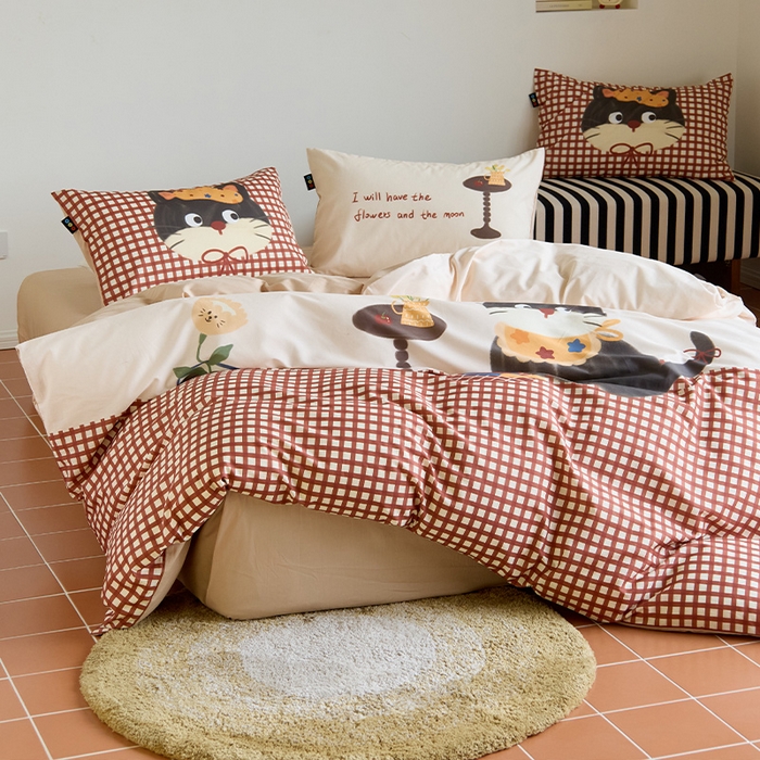 91家纺网 家纺一手货源 找家纺 RYB红黄兰 开学季2025新款ins设计师原创13372大版卡通数码印花40s全棉纯棉三件套四件套 红格猫咪