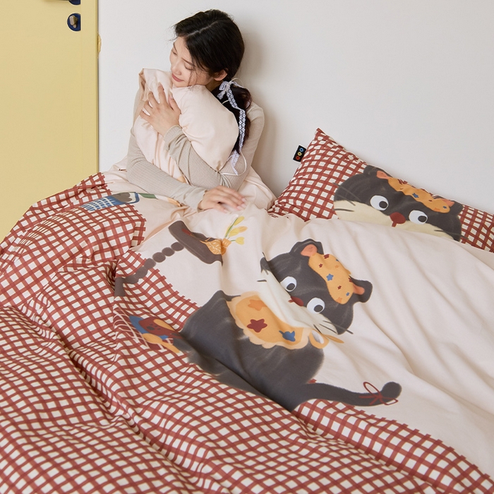 91家纺网 家纺一手货源 找家纺 RYB红黄兰 开学季2025新款ins设计师原创13372大版卡通数码印花40s全棉纯棉三件套四件套 红格猫咪