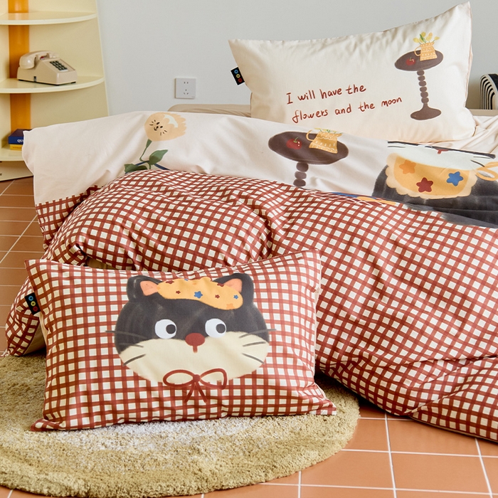 91家纺网 家纺一手货源 找家纺 RYB红黄兰 开学季2025新款ins设计师原创13372大版卡通数码印花40s全棉纯棉三件套四件套 红格猫咪