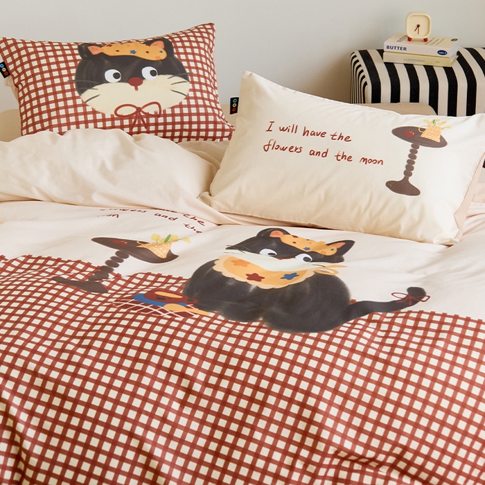 91家纺网 家纺一手货源 找家纺 RYB红黄兰 开学季2025新款ins设计师原创13372大版卡通数码印花40s全棉纯棉三件套四件套 红格猫咪