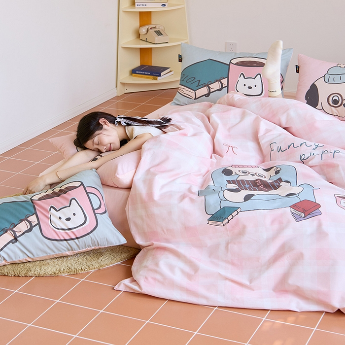 91家纺网 家纺一手货源 找家纺 RYB红黄兰 开学季2025新款ins设计师原创13372大版卡通数码印花40s全棉纯棉三件套四件套 美好假日