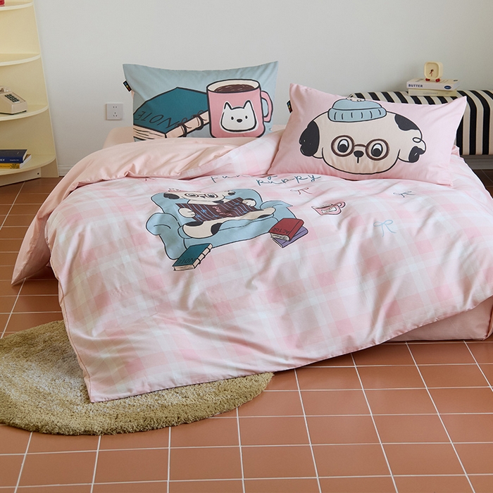 91家纺网 家纺一手货源 找家纺 RYB红黄兰 开学季2025新款ins设计师原创13372大版卡通数码印花40s全棉纯棉三件套四件套 美好假日