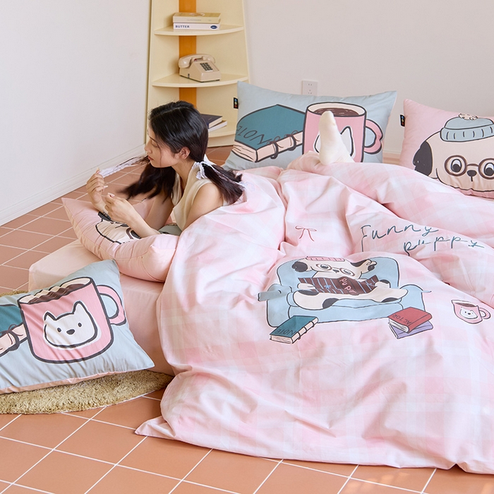 91家纺网 家纺一手货源 找家纺 RYB红黄兰 开学季2025新款ins设计师原创13372大版卡通数码印花40s全棉纯棉三件套四件套 美好假日