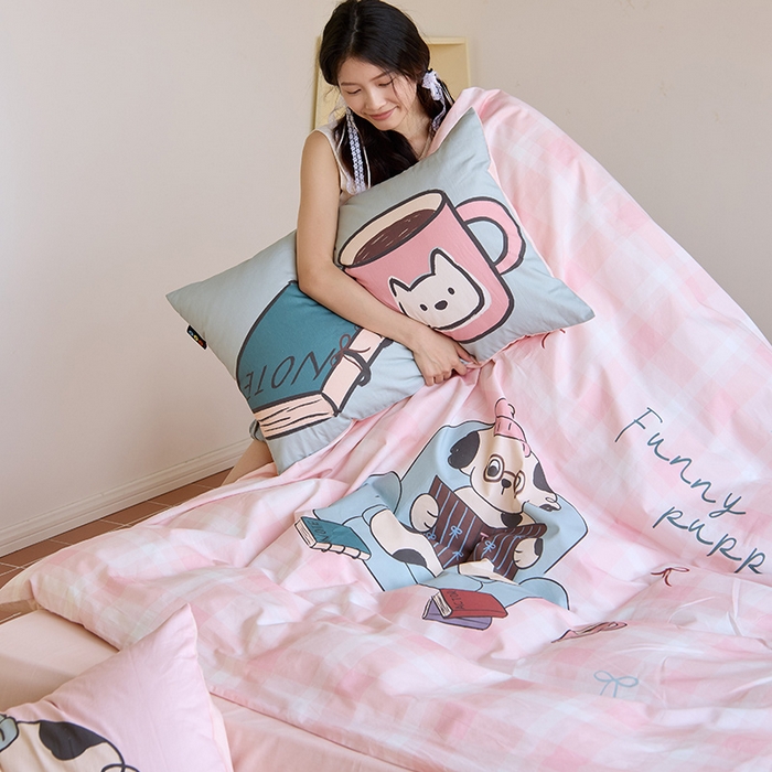 91家纺网 家纺一手货源 找家纺 RYB红黄兰 开学季2025新款ins设计师原创13372大版卡通数码印花40s全棉纯棉三件套四件套 美好假日