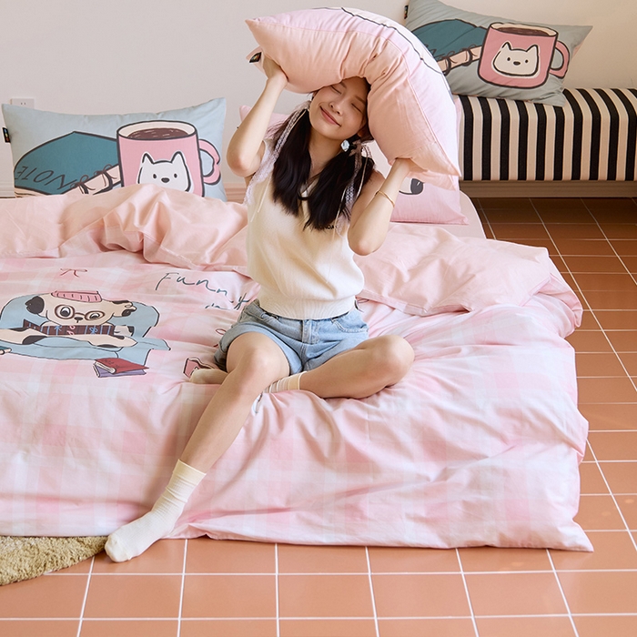 91家纺网 家纺一手货源 找家纺 RYB红黄兰 开学季2025新款ins设计师原创13372大版卡通数码印花40s全棉纯棉三件套四件套 美好假日