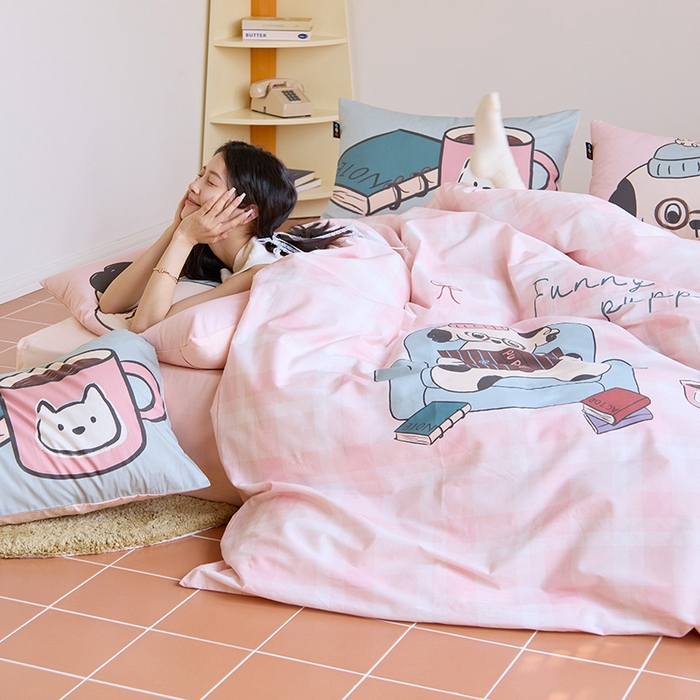 91家纺网 家纺一手货源 找家纺 RYB红黄兰 开学季2025新款ins设计师原创13372大版卡通数码印花40s全棉纯棉三件套四件套 美好假日