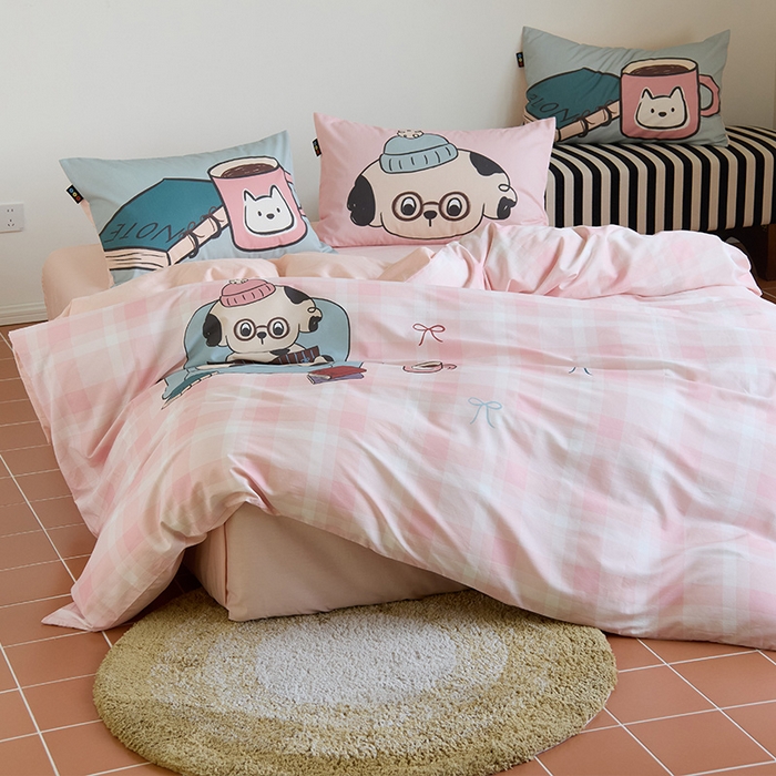 91家纺网 家纺一手货源 找家纺 RYB红黄兰 开学季2025新款ins设计师原创13372大版卡通数码印花40s全棉纯棉三件套四件套 美好假日