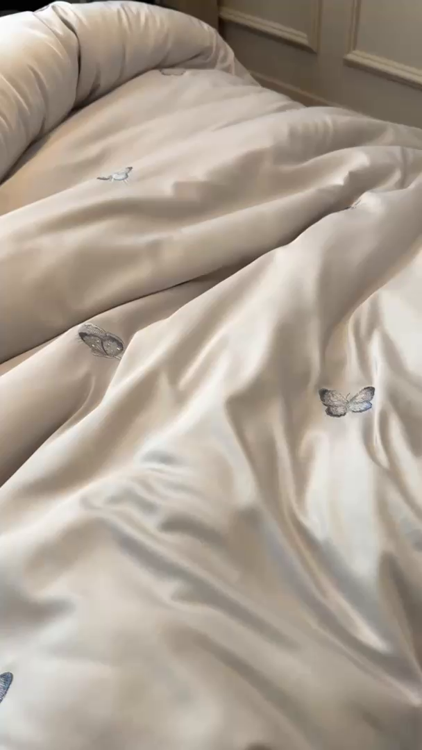 91家纺网 家纺一手货源 找家纺 红嘴企鹅2025新款幻影冰丝四件套-蝴蝶系列 幻影-奶昔白