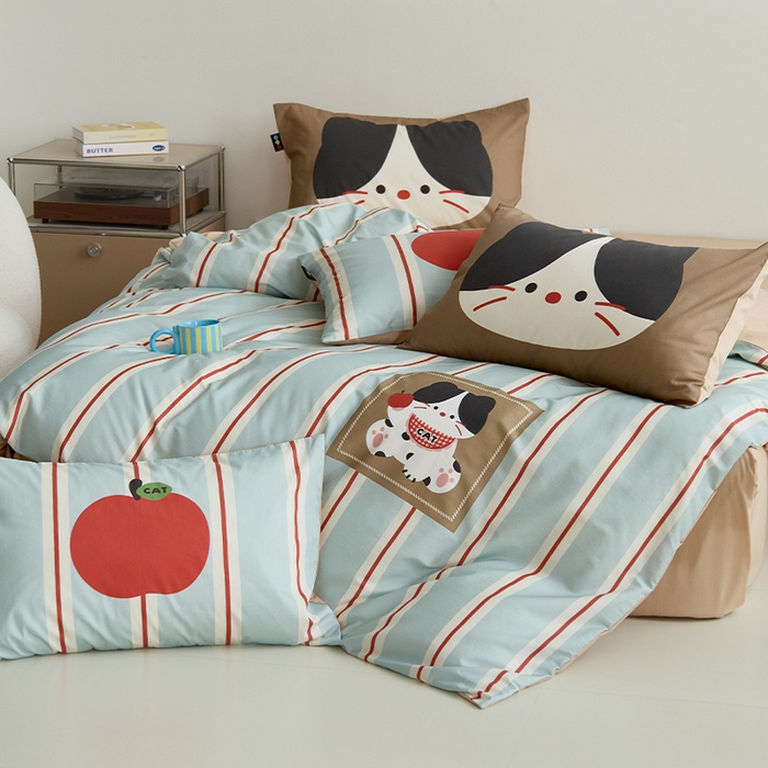 91家纺网 家纺一手货源 找家纺 RYB红黄兰 开学季2025新款ins设计师原创13372大版卡通数码印花40s全棉纯棉三件套四件套 苹果小黑猫