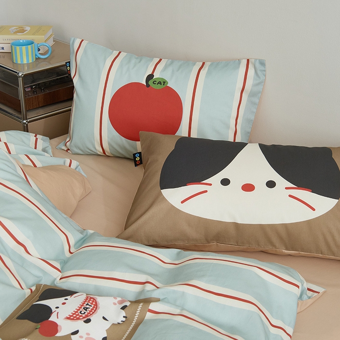 91家纺网 家纺一手货源 找家纺 RYB红黄兰 开学季2025新款ins设计师原创13372大版卡通数码印花40s全棉纯棉三件套四件套 苹果小黑猫