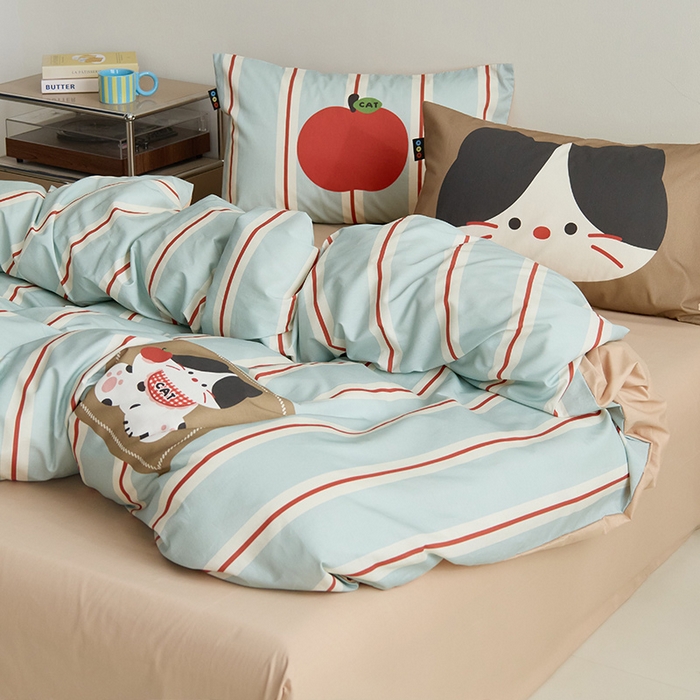 91家纺网 家纺一手货源 找家纺 RYB红黄兰 开学季2025新款ins设计师原创13372大版卡通数码印花40s全棉纯棉三件套四件套 苹果小黑猫