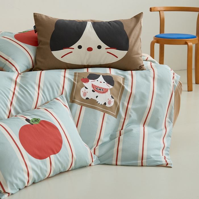 91家纺网 家纺一手货源 找家纺 RYB红黄兰 开学季2025新款ins设计师原创13372大版卡通数码印花40s全棉纯棉三件套四件套 苹果小黑猫