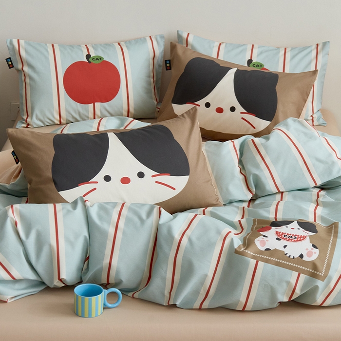 91家纺网 家纺一手货源 找家纺 RYB红黄兰 开学季2025新款ins设计师原创13372大版卡通数码印花40s全棉纯棉三件套四件套 苹果小黑猫