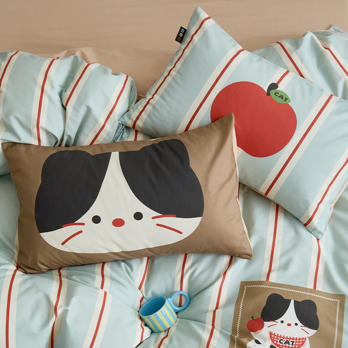 91家纺网 家纺一手货源 找家纺 RYB红黄兰 开学季2025新款ins设计师原创13372大版卡通数码印花40s全棉纯棉三件套四件套 苹果小黑猫