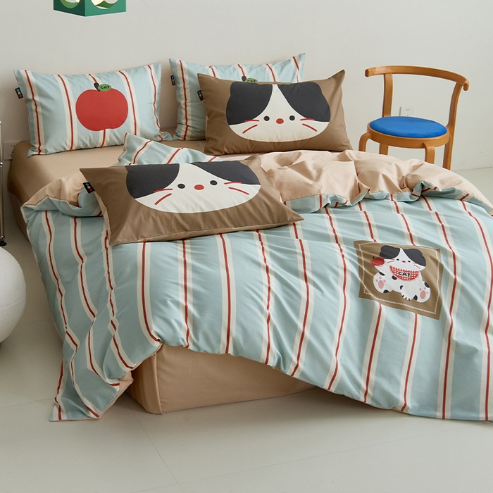 91家纺网 家纺一手货源 找家纺 RYB红黄兰 开学季2025新款ins设计师原创13372大版卡通数码印花40s全棉纯棉三件套四件套 苹果小黑猫