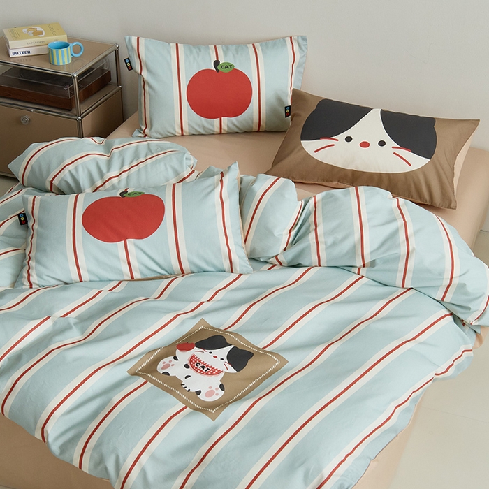 91家纺网 家纺一手货源 找家纺 RYB红黄兰 开学季2025新款ins设计师原创13372大版卡通数码印花40s全棉纯棉三件套四件套 苹果小黑猫