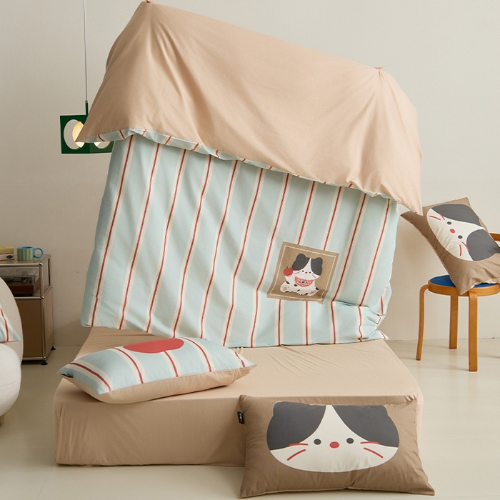 91家纺网 家纺一手货源 找家纺 RYB红黄兰 开学季2025新款ins设计师原创13372大版卡通数码印花40s全棉纯棉三件套四件套 苹果小黑猫