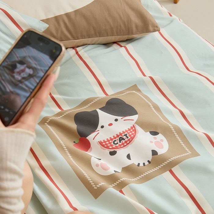 91家纺网 家纺一手货源 找家纺 RYB红黄兰 开学季2025新款ins设计师原创13372大版卡通数码印花40s全棉纯棉三件套四件套 苹果小黑猫