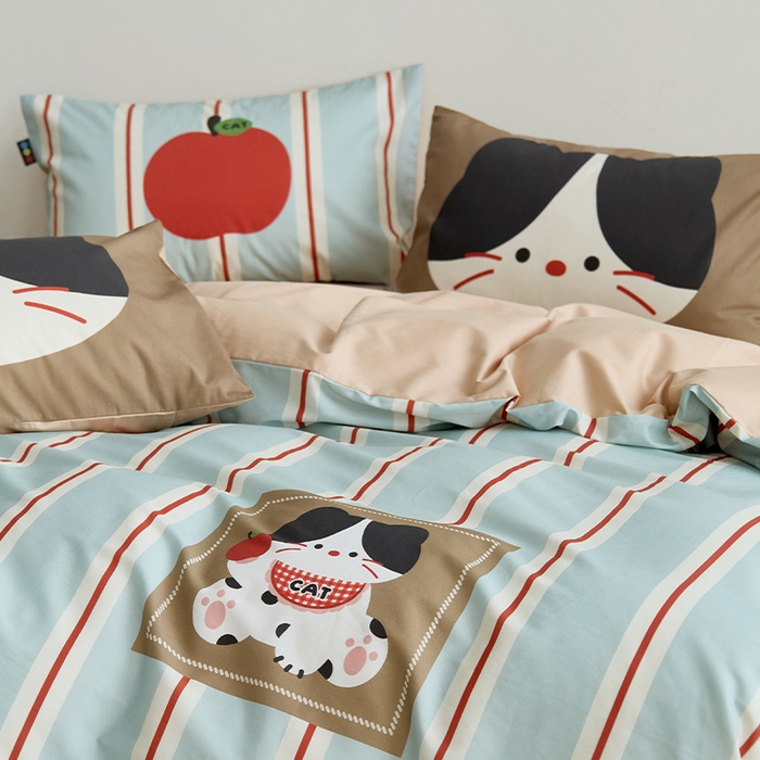 91家纺网 家纺一手货源 找家纺 RYB红黄兰 开学季2025新款ins设计师原创13372大版卡通数码印花40s全棉纯棉三件套四件套 苹果小黑猫