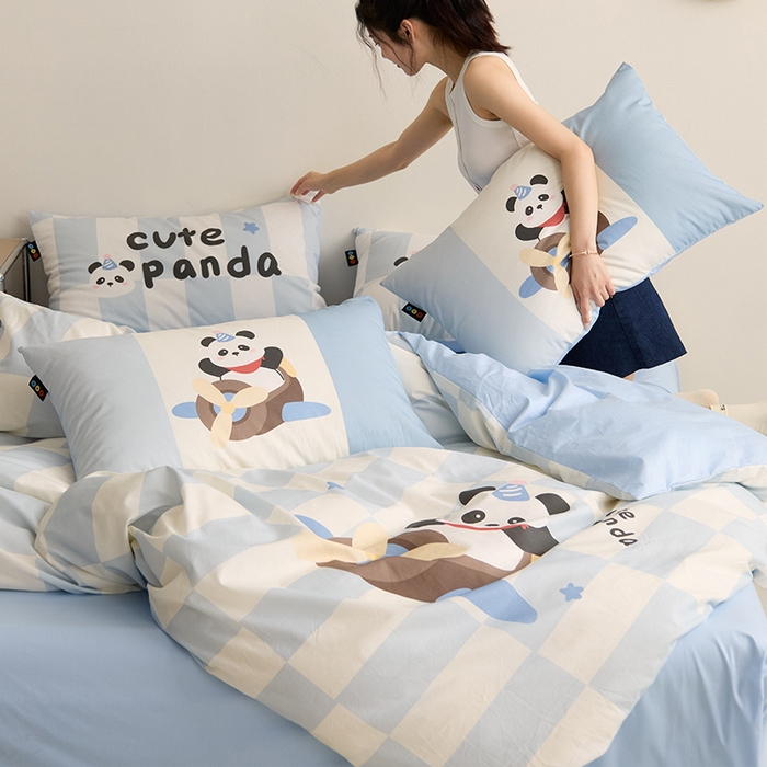 91家纺网 家纺一手货源 找家纺 RYB红黄兰 开学季2025新款ins设计师原创13372大版卡通数码印花40s全棉纯棉三件套四件套 太空熊猫