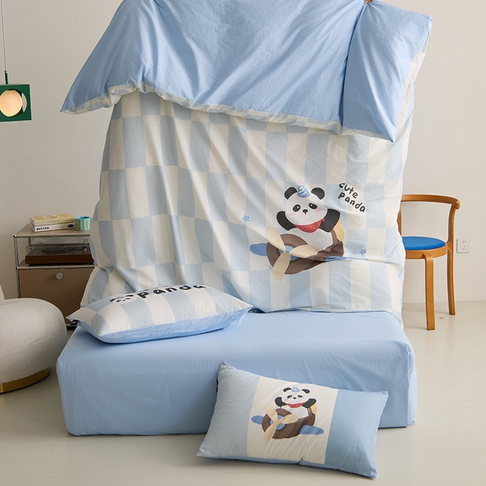 91家纺网 家纺一手货源 找家纺 RYB红黄兰 开学季2025新款ins设计师原创13372大版卡通数码印花40s全棉纯棉三件套四件套 太空熊猫