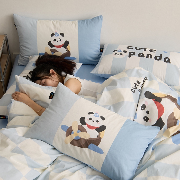 91家纺网 家纺一手货源 找家纺 RYB红黄兰 开学季2025新款ins设计师原创13372大版卡通数码印花40s全棉纯棉三件套四件套 太空熊猫