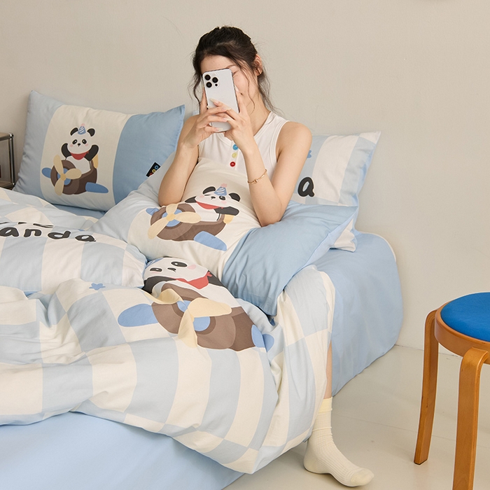 91家纺网 家纺一手货源 找家纺 RYB红黄兰 开学季2025新款ins设计师原创13372大版卡通数码印花40s全棉纯棉三件套四件套 太空熊猫