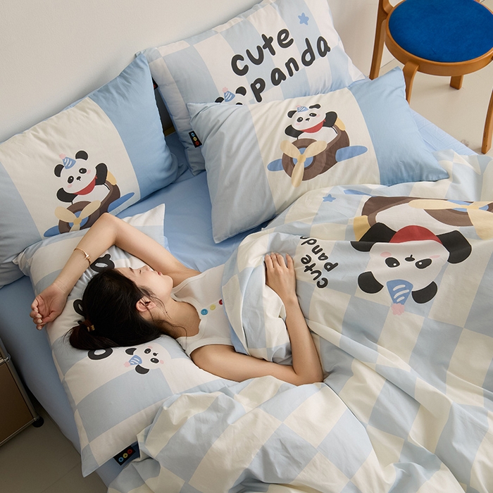 91家纺网 家纺一手货源 找家纺 RYB红黄兰 开学季2025新款ins设计师原创13372大版卡通数码印花40s全棉纯棉三件套四件套 太空熊猫