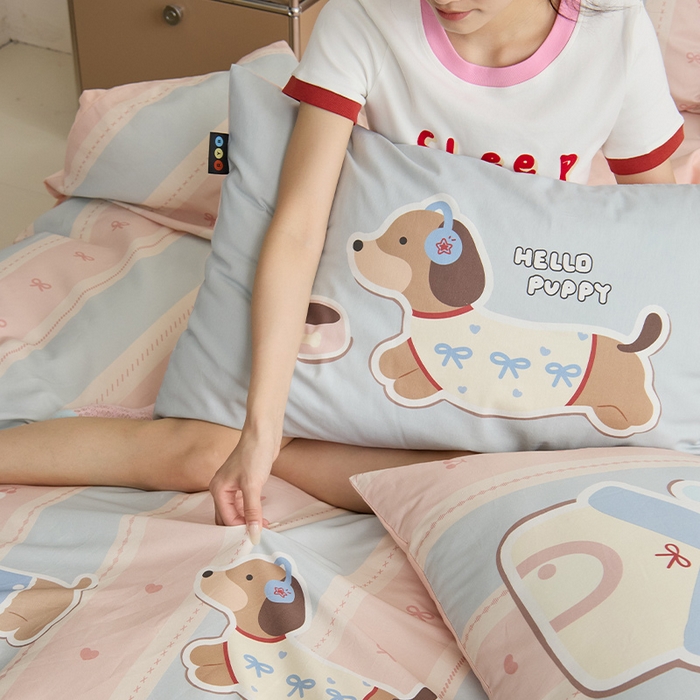 91家纺网 家纺一手货源 找家纺 RYB红黄兰 开学季2025新款ins设计师原创13372大版卡通数码印花40s全棉纯棉三件套四件套 甜心腊肠狗