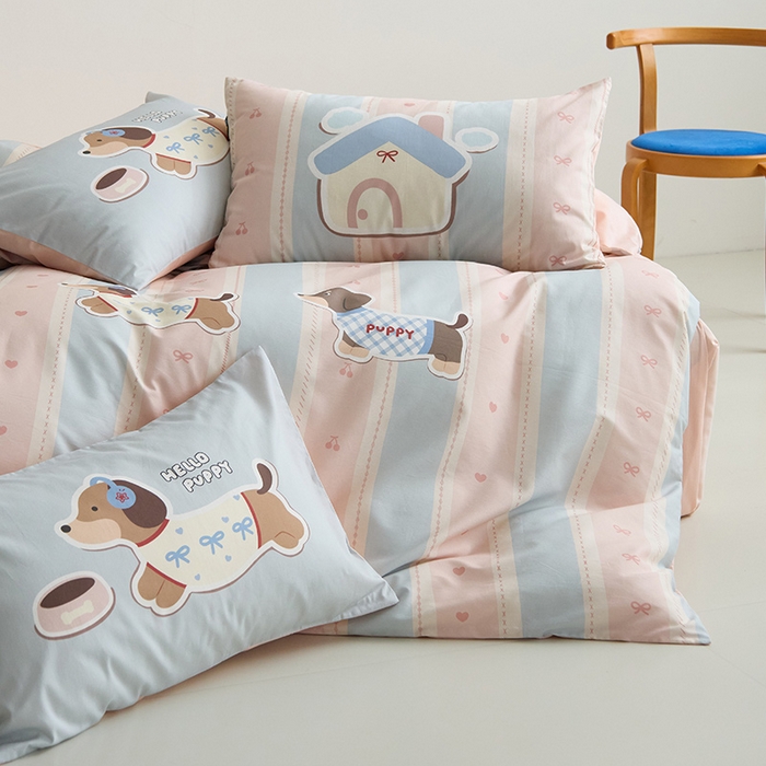 91家纺网 家纺一手货源 找家纺 RYB红黄兰 开学季2025新款ins设计师原创13372大版卡通数码印花40s全棉纯棉三件套四件套 甜心腊肠狗