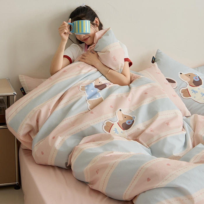 91家纺网 家纺一手货源 找家纺 RYB红黄兰 开学季2025新款ins设计师原创13372大版卡通数码印花40s全棉纯棉三件套四件套 甜心腊肠狗