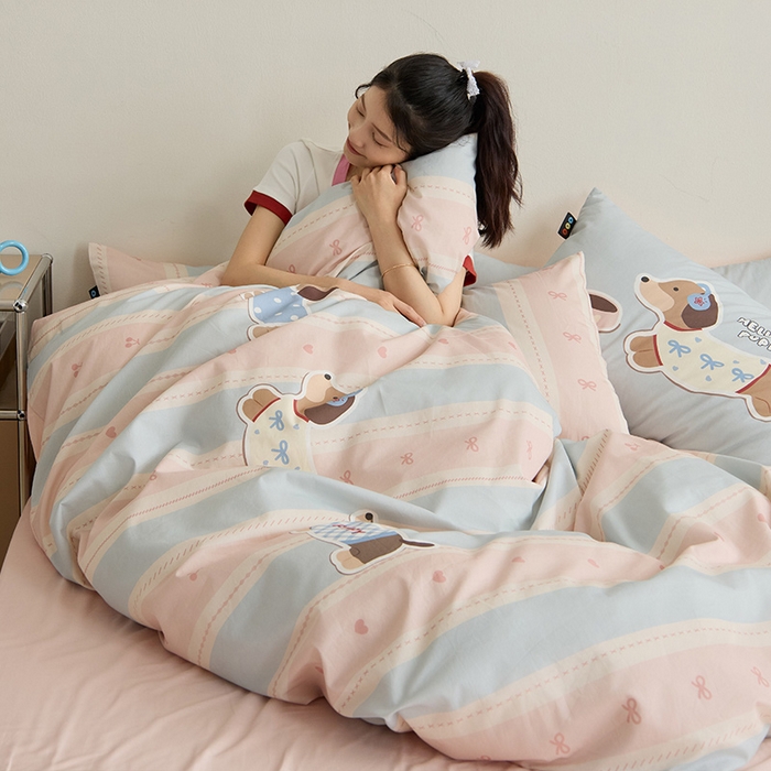 91家纺网 家纺一手货源 找家纺 RYB红黄兰 开学季2025新款ins设计师原创13372大版卡通数码印花40s全棉纯棉三件套四件套 甜心腊肠狗