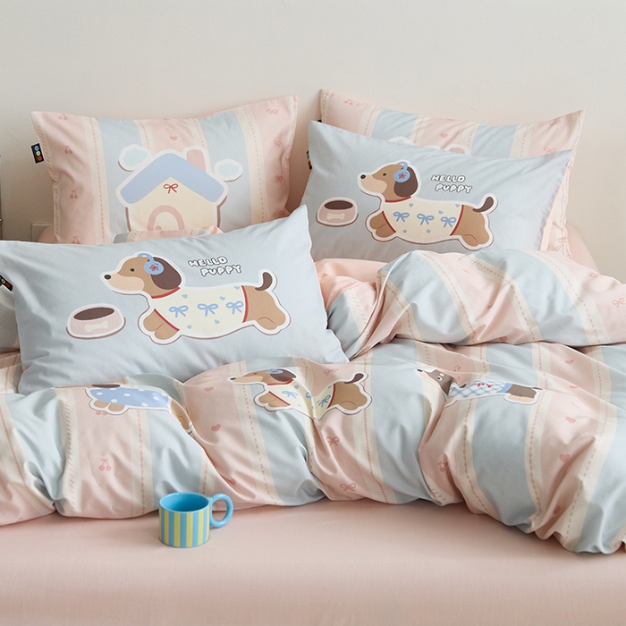 91家纺网 家纺一手货源 找家纺 RYB红黄兰 开学季2025新款ins设计师原创13372大版卡通数码印花40s全棉纯棉三件套四件套 甜心腊肠狗