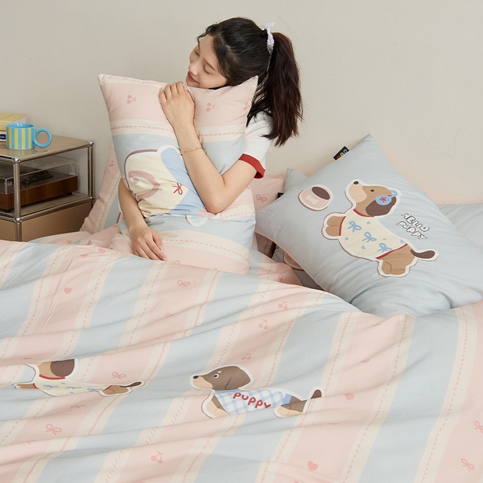 91家纺网 家纺一手货源 找家纺 RYB红黄兰 开学季2025新款ins设计师原创13372大版卡通数码印花40s全棉纯棉三件套四件套 甜心腊肠狗