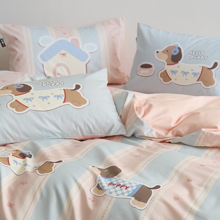 91家纺网 家纺一手货源 找家纺 RYB红黄兰 开学季2025新款ins设计师原创13372大版卡通数码印花40s全棉纯棉三件套四件套 甜心腊肠狗