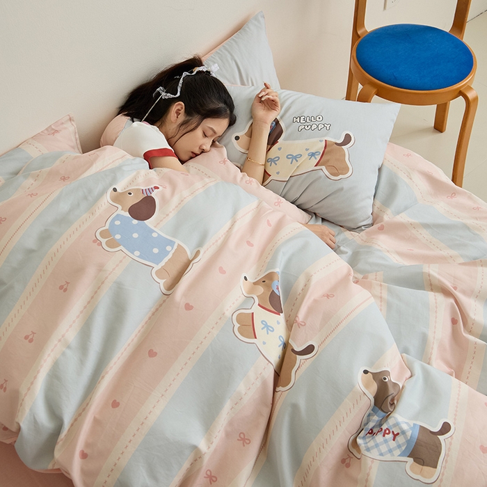 91家纺网 家纺一手货源 找家纺 RYB红黄兰 开学季2025新款ins设计师原创13372大版卡通数码印花40s全棉纯棉三件套四件套 甜心腊肠狗