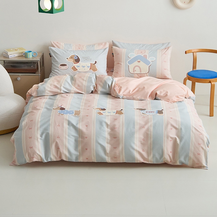 91家纺网 家纺一手货源 找家纺 RYB红黄兰 开学季2025新款ins设计师原创13372大版卡通数码印花40s全棉纯棉三件套四件套 甜心腊肠狗