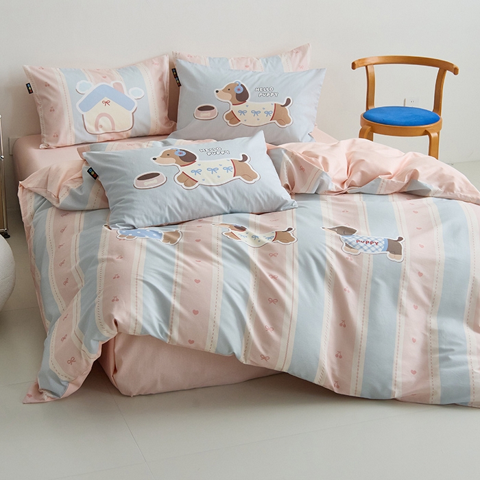 91家纺网 家纺一手货源 找家纺 RYB红黄兰 开学季2025新款ins设计师原创13372大版卡通数码印花40s全棉纯棉三件套四件套 甜心腊肠狗