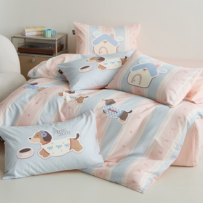 91家纺网 家纺一手货源 找家纺 RYB红黄兰 开学季2025新款ins设计师原创13372大版卡通数码印花40s全棉纯棉三件套四件套 甜心腊肠狗