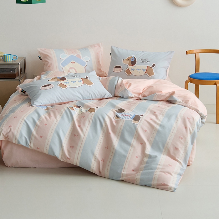 91家纺网 家纺一手货源 找家纺 RYB红黄兰 开学季2025新款ins设计师原创13372大版卡通数码印花40s全棉纯棉三件套四件套 甜心腊肠狗