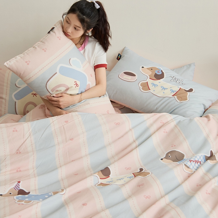 91家纺网 家纺一手货源 找家纺 RYB红黄兰 开学季2025新款ins设计师原创13372大版卡通数码印花40s全棉纯棉三件套四件套 甜心腊肠狗