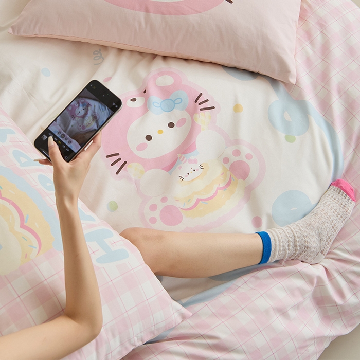 91家纺网 家纺一手货源 找家纺 RYB红黄兰 开学季2025新款ins设计师原创13372大版卡通数码印花40s全棉纯棉三件套四件套 蛋糕小奶猫