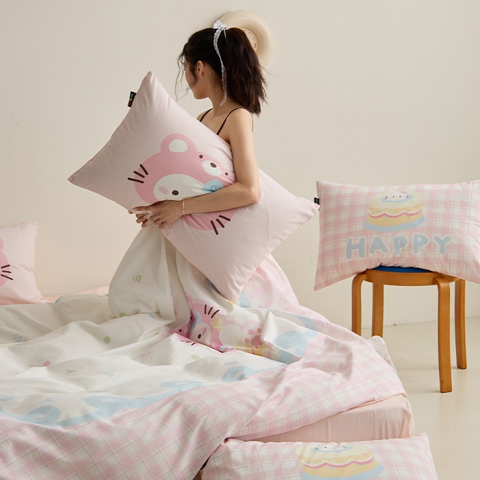 91家纺网 家纺一手货源 找家纺 RYB红黄兰 开学季2025新款ins设计师原创13372大版卡通数码印花40s全棉纯棉三件套四件套 蛋糕小奶猫