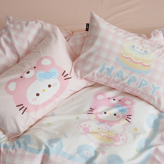 91家纺网 家纺一手货源 找家纺 RYB红黄兰 开学季2025新款ins设计师原创13372大版卡通数码印花40s全棉纯棉三件套四件套 蛋糕小奶猫