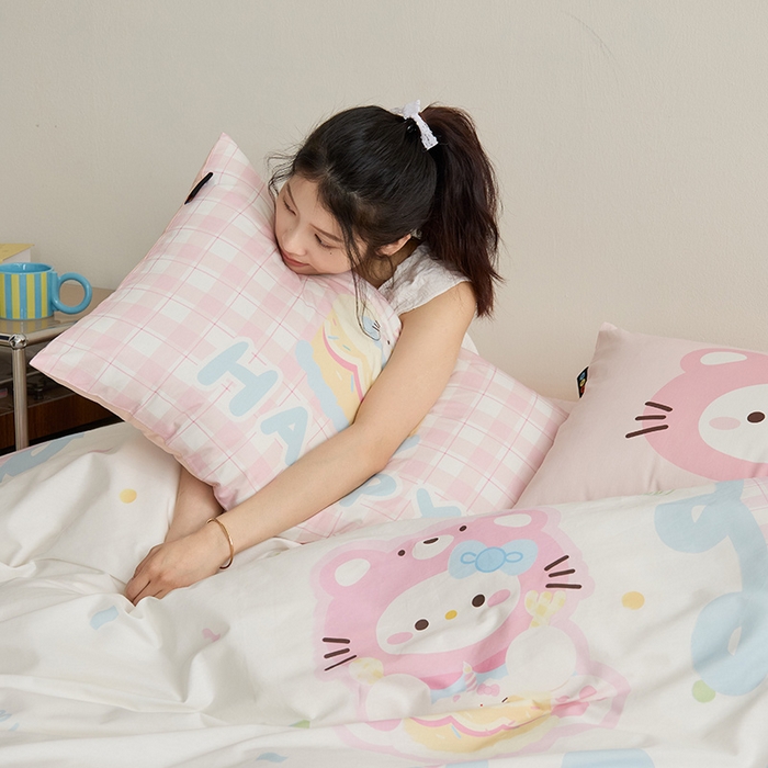 91家纺网 家纺一手货源 找家纺 RYB红黄兰 开学季2025新款ins设计师原创13372大版卡通数码印花40s全棉纯棉三件套四件套 蛋糕小奶猫