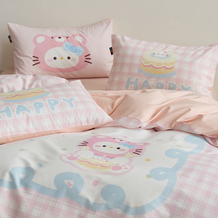 91家纺网 家纺一手货源 找家纺 RYB红黄兰 开学季2025新款ins设计师原创13372大版卡通数码印花40s全棉纯棉三件套四件套 蛋糕小奶猫