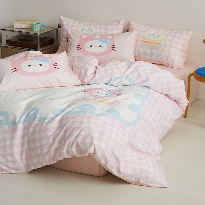 91家纺网 家纺一手货源 找家纺 RYB红黄兰 开学季2025新款ins设计师原创13372大版卡通数码印花40s全棉纯棉三件套四件套 蛋糕小奶猫