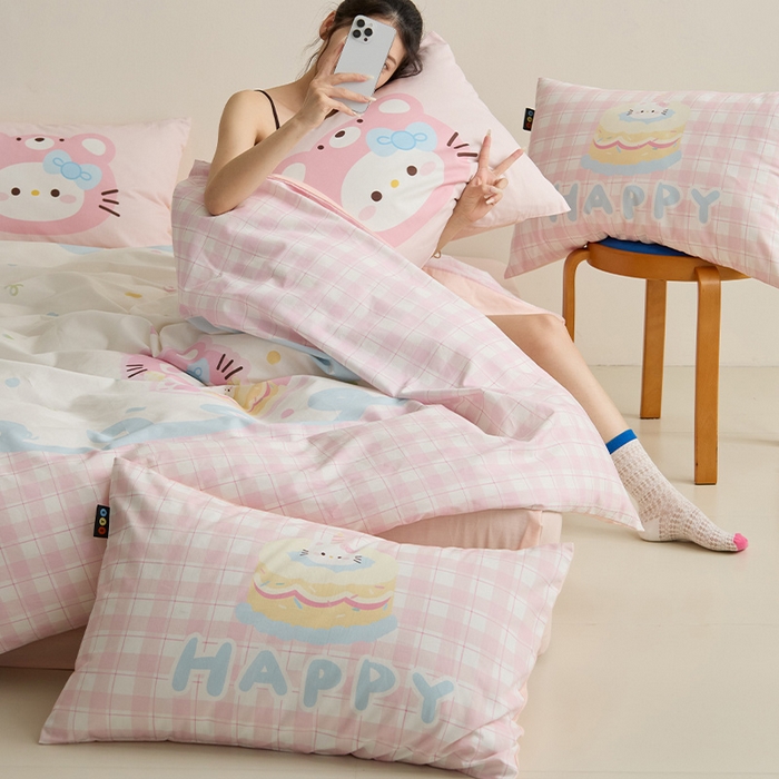 91家纺网 家纺一手货源 找家纺 RYB红黄兰 开学季2025新款ins设计师原创13372大版卡通数码印花40s全棉纯棉三件套四件套 蛋糕小奶猫