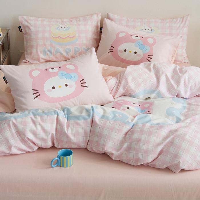 91家纺网 家纺一手货源 找家纺 RYB红黄兰 开学季2025新款ins设计师原创13372大版卡通数码印花40s全棉纯棉三件套四件套 蛋糕小奶猫